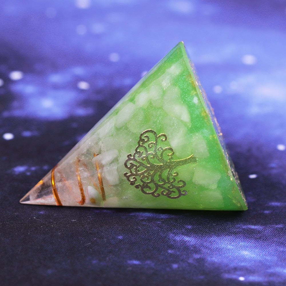 Heilkegelpyramide aus weißem Quarz